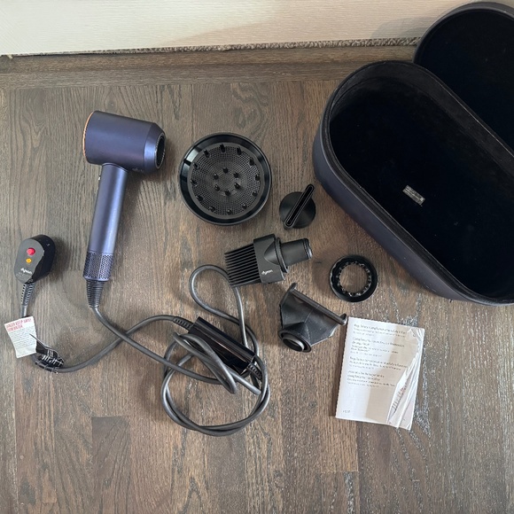 Dyson Supersonic Hairdryer - Picture 1 of 3